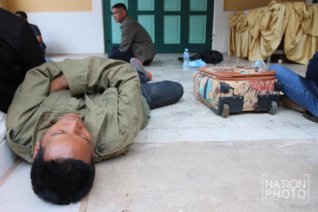 ตำรวจชั้นประทวน รอรับปืน ที่กองสรรพาวุธ