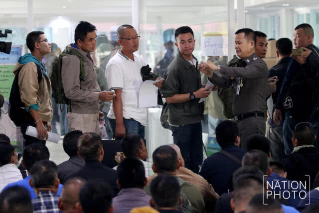 ตำรวจชั้นประทวน รอรับปืน ที่กองสรรพาวุธ