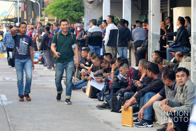 ตำรวจชั้นประทวน รอรับปืน ที่กองสรรพาวุธ