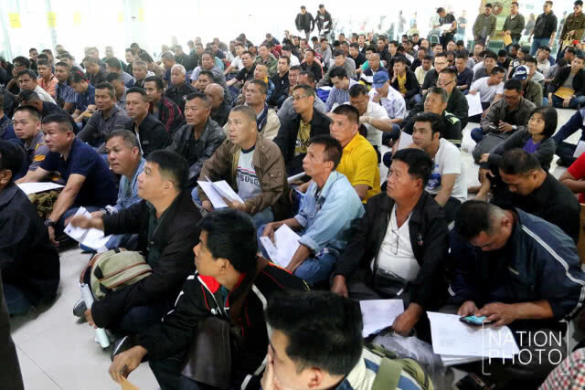 ตำรวจชั้นประทวน รอรับปืน ที่กองสรรพาวุธ