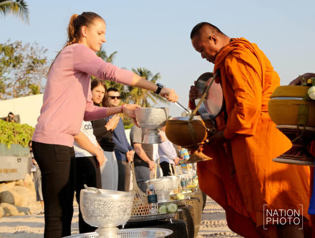 3 นักเทนนิสสาวระดับโลก ร่วมตักบาตรริมชายหาดที่หัวหิน