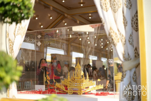 ประชาชนเข้าชมนิทรรศการ งานพระราชพิธีถวายพระเพลิงพระบรมศพฯ