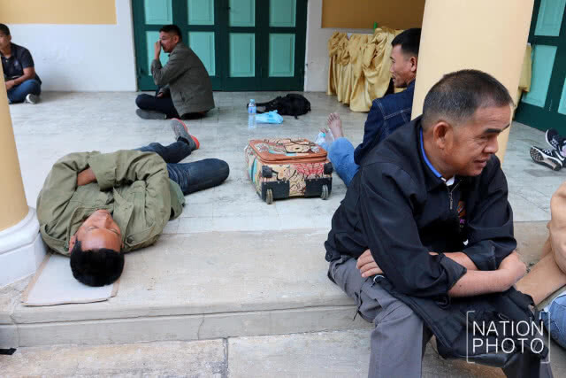 ตำรวจชั้นประทวน รอรับปืน ที่กองสรรพาวุธ
