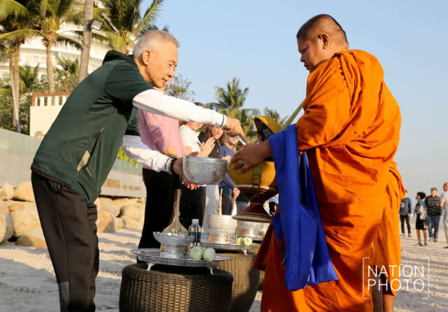 3 นักเทนนิสสาวระดับโลก ร่วมตักบาตรริมชายหาดที่หัวหิน