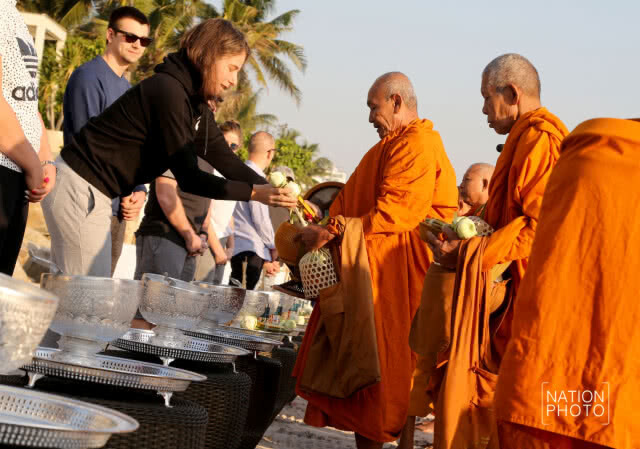 3 นักเทนนิสสาวระดับโลก ร่วมตักบาตรริมชายหาดที่หัวหิน