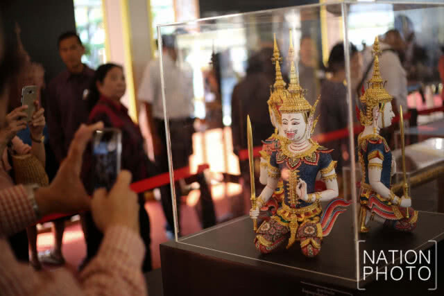 ประชาชนเข้าชมนิทรรศการ งานพระราชพิธีถวายพระเพลิงพระบรมศพฯ