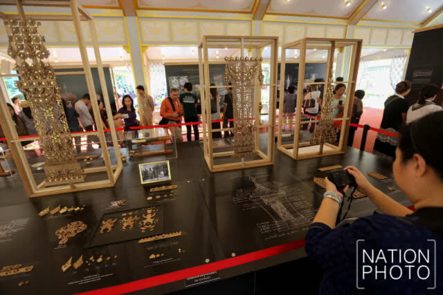 ประชาชนเข้าชมนิทรรศการ งานพระราชพิธีถวายพระเพลิงพระบรมศพฯ