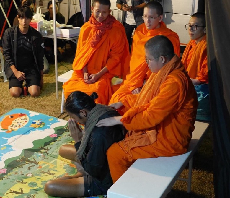 ถึงกับน้ำตาซึม! ท่าน ว.วชิรเมธี นวดให้ "ตูน" หลังมีอาการบาดเจ็บที่แขน