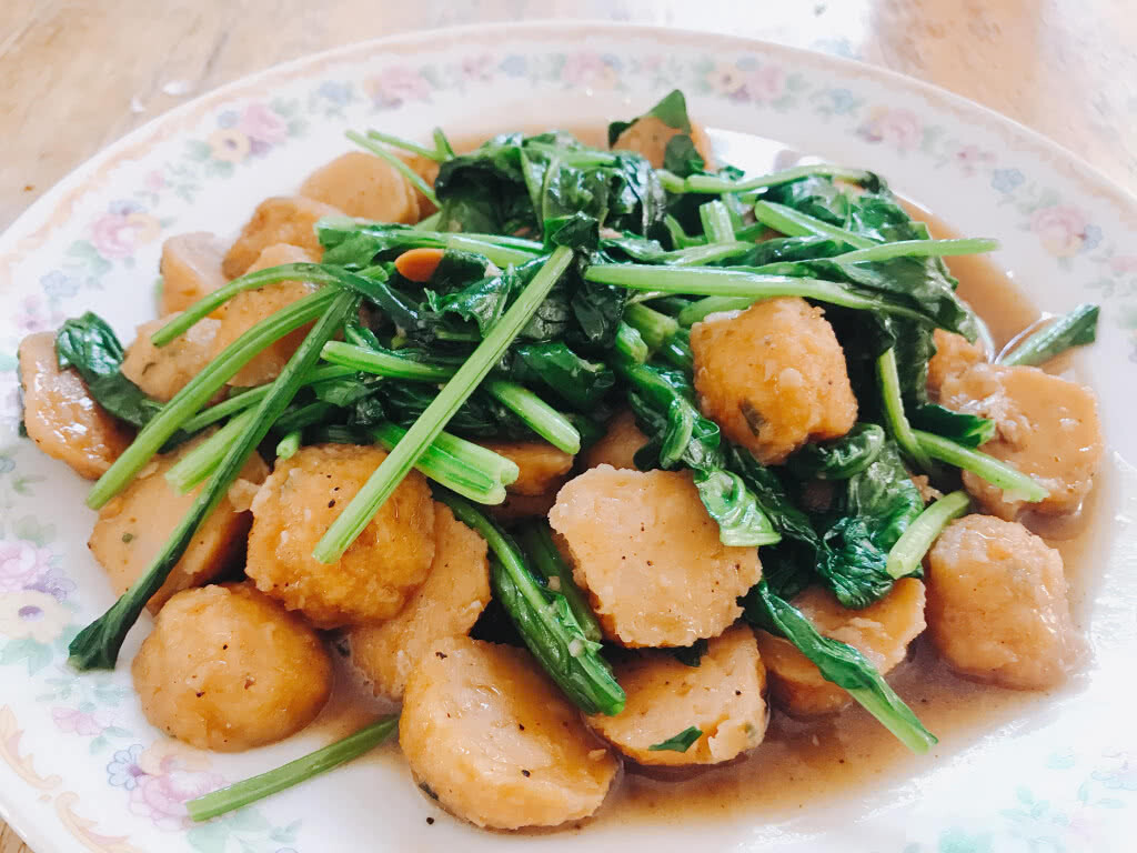 ครัวน้าคม : ปวยเล้งผัดพริกไทยดำลูกชิ้นกุ้ง เพิ่มอุณหภูมิร่างกายในหน้าหนาว
