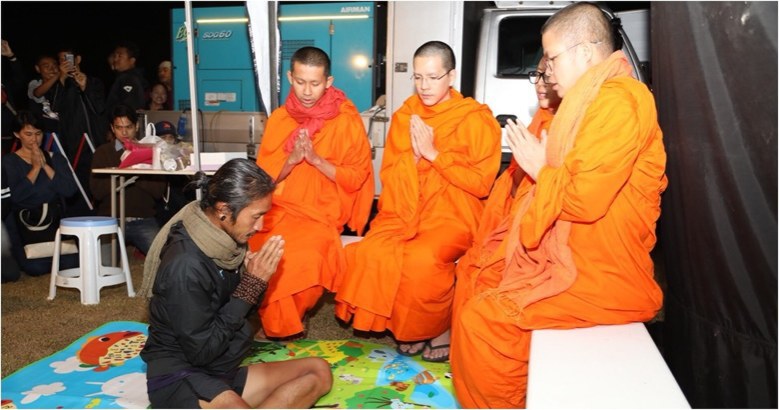 ถึงกับน้ำตาซึม! ท่าน ว.วชิรเมธี นวดให้ "ตูน" หลังมีอาการบาดเจ็บที่แขน