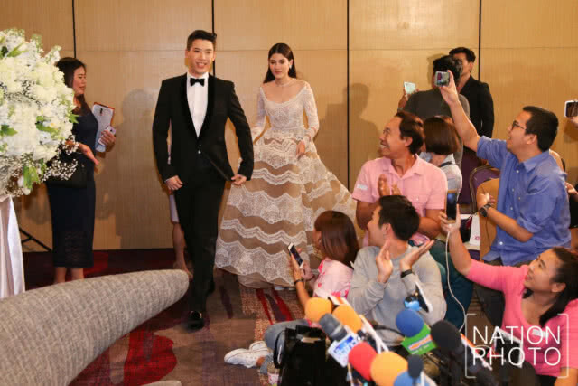 (ภาพชุด) ป๊อก - มาร์กี้ แถลงข่าวก่อนงานฉลองมงคลสมรสค่ำนี้