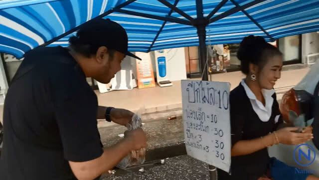สาวสวย ป.ตรี
เร่ขายไก่ย่าง 
อร่อยแซบกลางเมืองหาดใหญ่