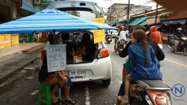 สาวสวย ป.ตรี
เร่ขายไก่ย่าง 
อร่อยแซบกลางเมืองหาดใหญ่