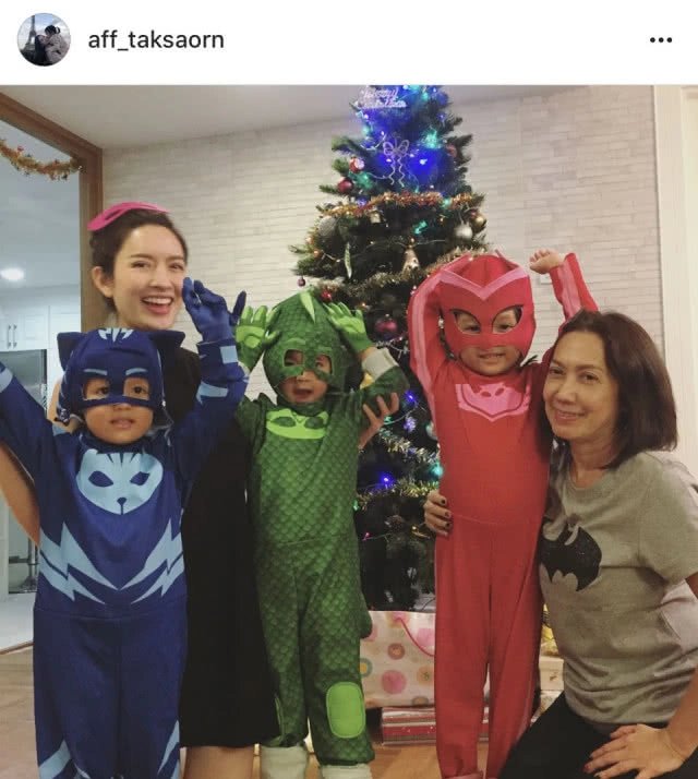 คนบันเทิงในธีมคริสมาสต์ 2017