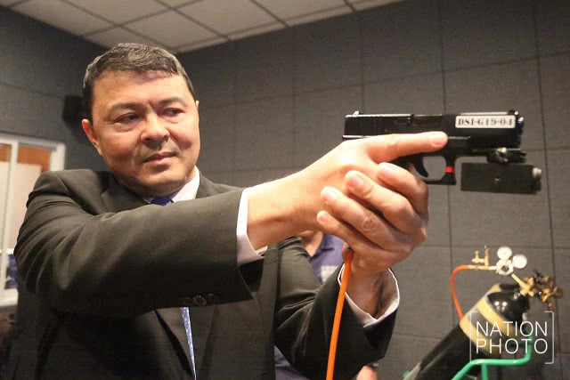 กรมสอบสวนคดีพิเศษ ทดสอบยิงปืนจำลองสถานการณ์ Simulator