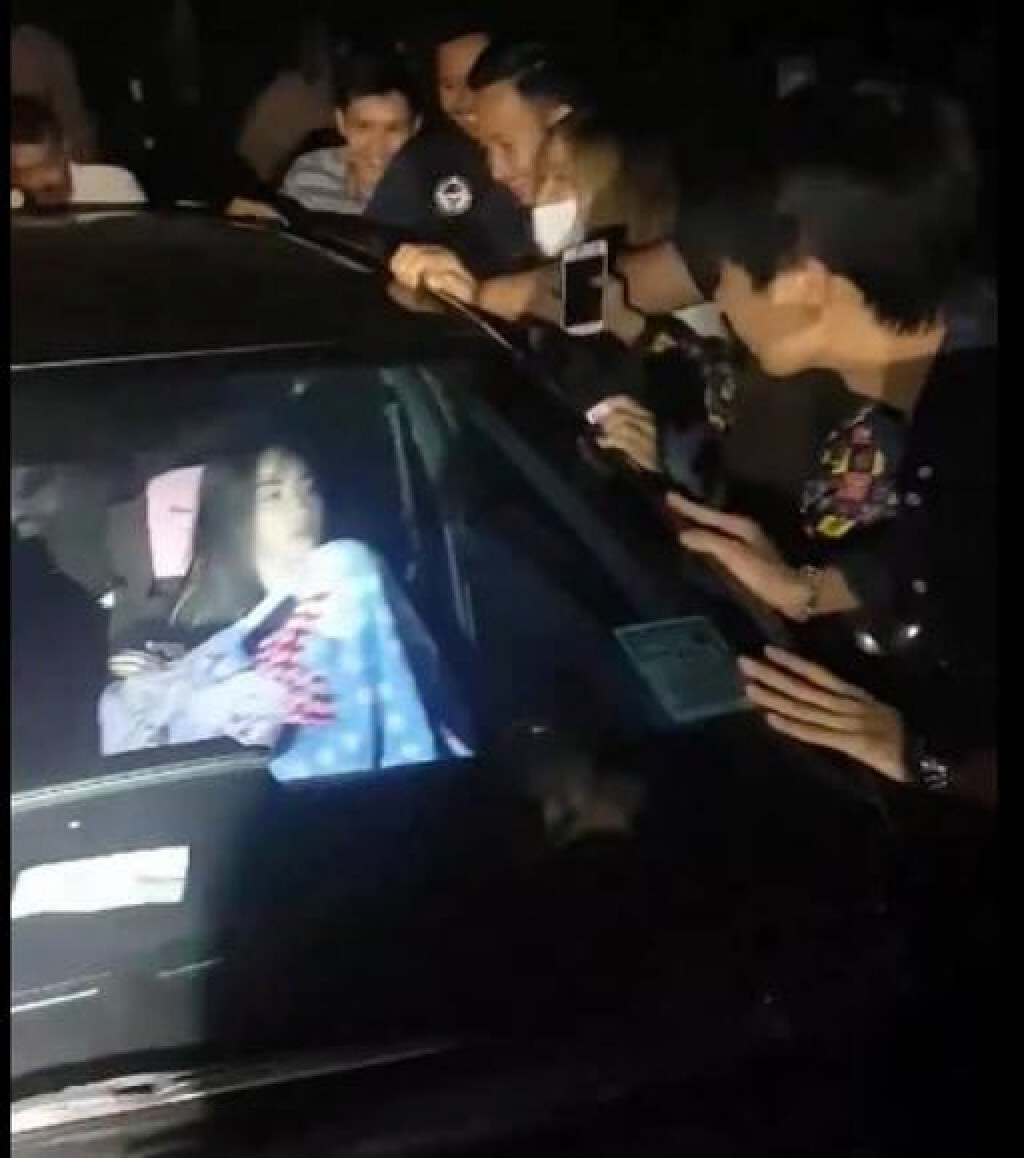 ปลุกคนเมาหลับในรถ เพราะจะกลับบ้าน!