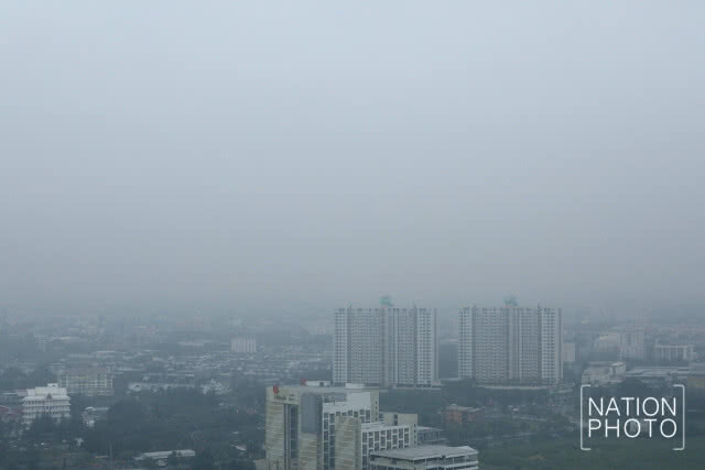 (ภาพชุด)อิทธิพลพายุ "เท็มบิน" ทำให้กทม.ฝนตกเล็กน้อย มีหมอกลงหนา
