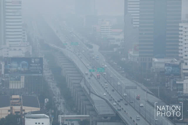 (ภาพชุด)อิทธิพลพายุ "เท็มบิน" ทำให้กทม.ฝนตกเล็กน้อย มีหมอกลงหนา