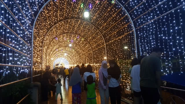 ประดับไฟอุโมงค์น้ำพุริมแม่น้ำปัตตานี ลดความตึงเครียดไฟใต้