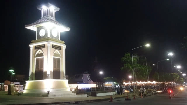 ประดับไฟอุโมงค์น้ำพุริมแม่น้ำปัตตานี ลดความตึงเครียดไฟใต้