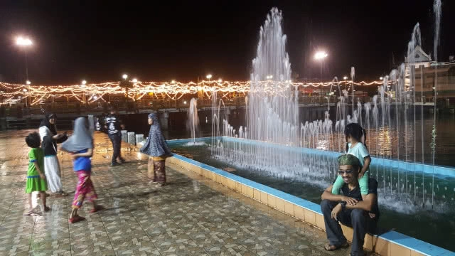 ประดับไฟอุโมงค์น้ำพุริมแม่น้ำปัตตานี ลดความตึงเครียดไฟใต้