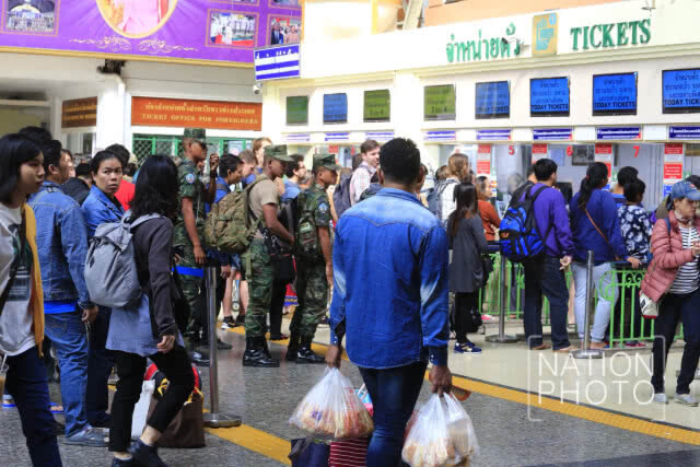 (ภาพชุด) หัวลำโพง เริ่มหนาแน่น ปชช.เดินทางกลับภูมิลำเนาช่วงเทศกาลปีใหม่
