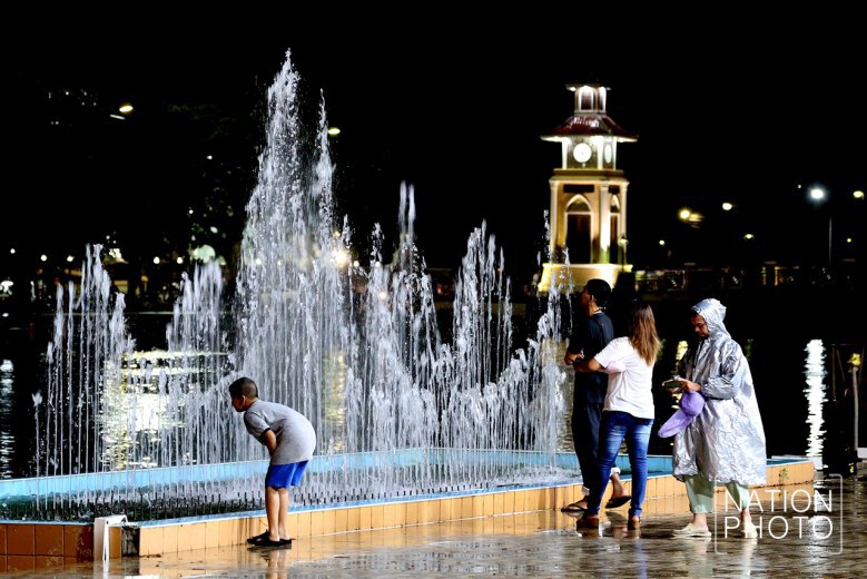 (ภาพชุด)เล่นกับไฟ... สีสันปัตตานีต้อนรับปีใหม่