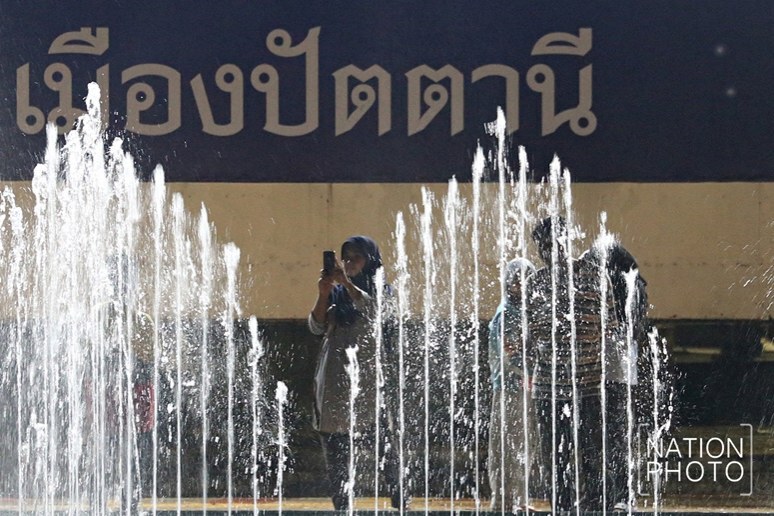 (ภาพชุด)เล่นกับไฟ... สีสันปัตตานีต้อนรับปีใหม่