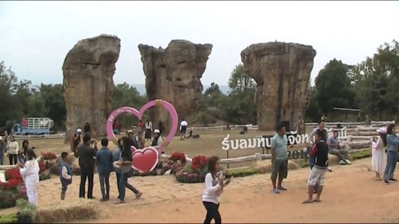 เคาท์ดาวน์!! "มอหินขาว" เริ่มคึกคักนักท่องเที่ยวแห่ชม