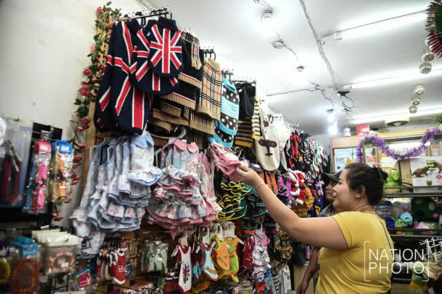 คนรักสุนัข ซื้อเสื้อผ้าให้น้องหมารับปีจอ