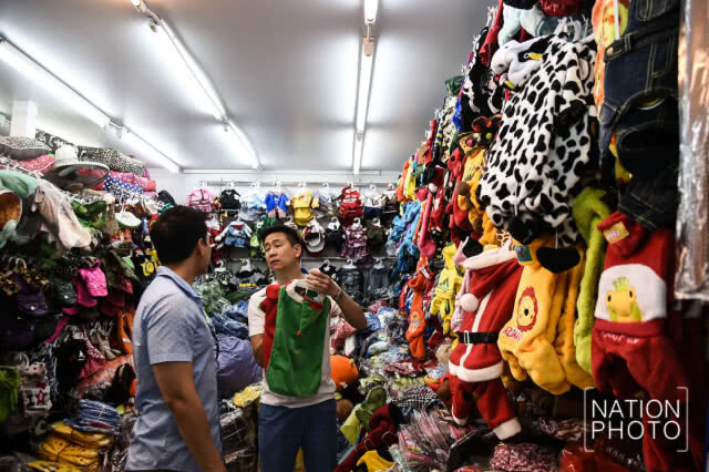 คนรักสุนัข ซื้อเสื้อผ้าให้น้องหมารับปีจอ