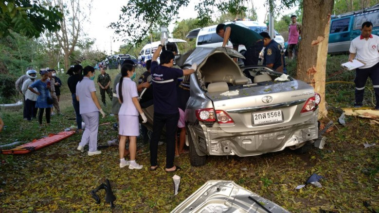 นศ.วิศวะปี1ควบเก๋งวูบชนต้นไม้สาหัส