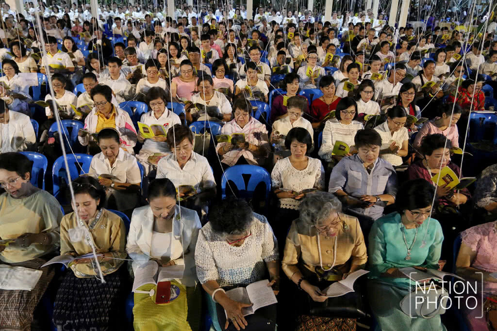 พุทธศาสนิกชนรวมกันสวดมนต์ข้ามปี ที่วัดพระราม 9 พุทธศาสนิกชนรวมกันสวดมนต์ข้ามปี ที่วัดพระราม 9