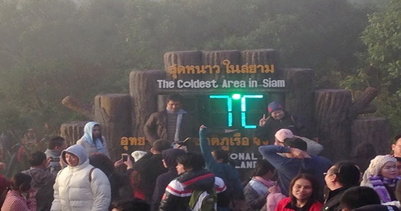 แห่ขึ้น"ภู"ชมพระอาทิตย์แสงสุดท้าย 