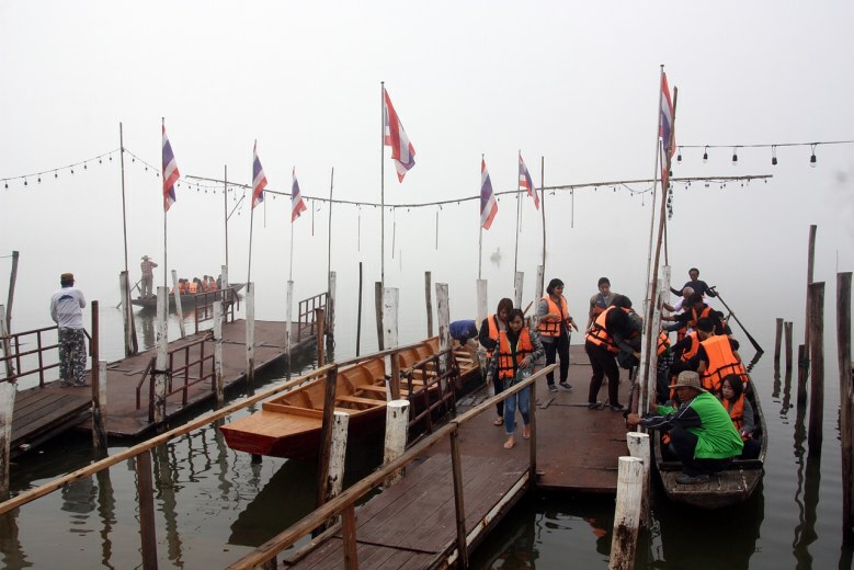 นทท.แห่ลงเรือชมทะเลหมอกกลางกว๊านพะเยา