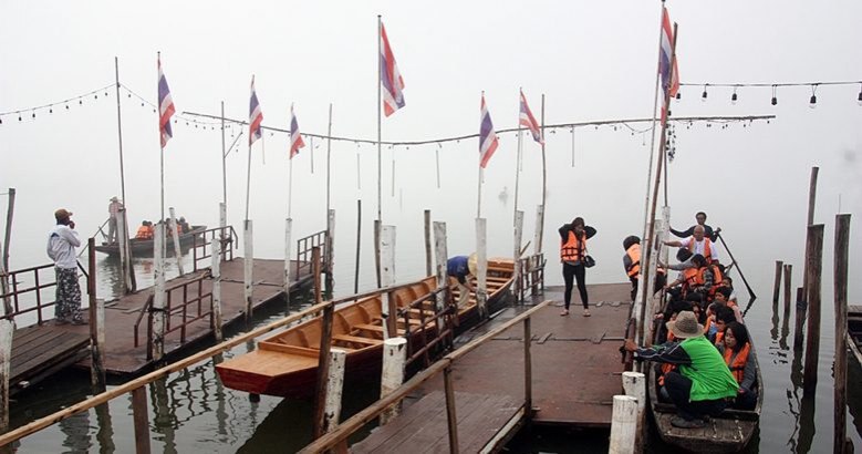 นทท.แห่ลงเรือชมทะเลหมอกกลางกว๊านพะเยา