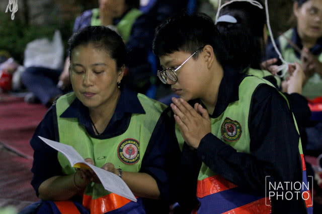 พุทธศาสนิกชนรวมกันสวดมนต์ข้ามปี ที่วัดพระราม 9