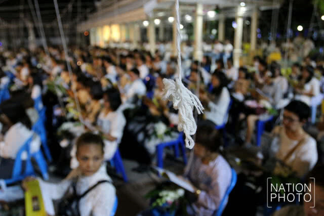 พุทธศาสนิกชนรวมกันสวดมนต์ข้ามปี ที่วัดพระราม 9