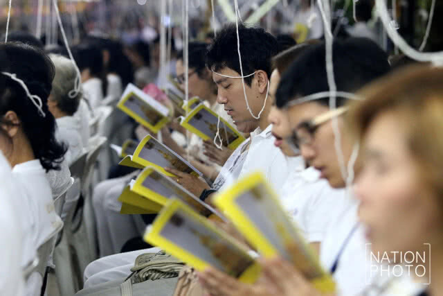 พุทธศาสนิกชนรวมกันสวดมนต์ข้ามปี ที่วัดพระราม 9