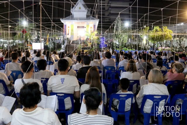 พุทธศาสนิกชนรวมกันสวดมนต์ข้ามปี ที่วัดพระราม 9