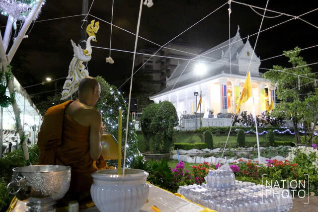 พุทธศาสนิกชนรวมกันสวดมนต์ข้ามปี ที่วัดพระราม 9