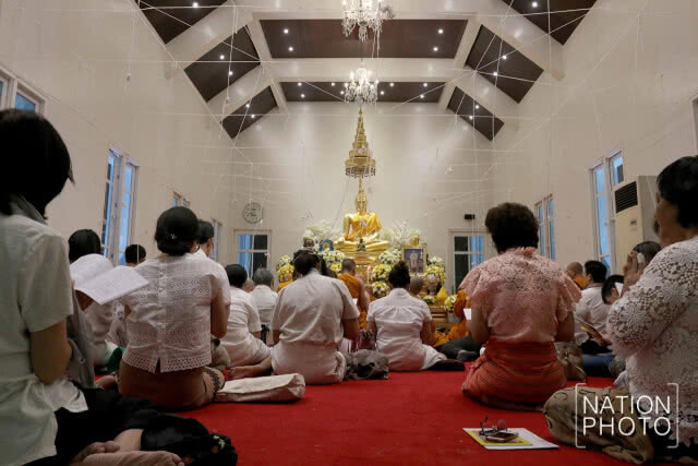 พุทธศาสนิกชนรวมกันสวดมนต์ข้ามปี ที่วัดพระราม 9