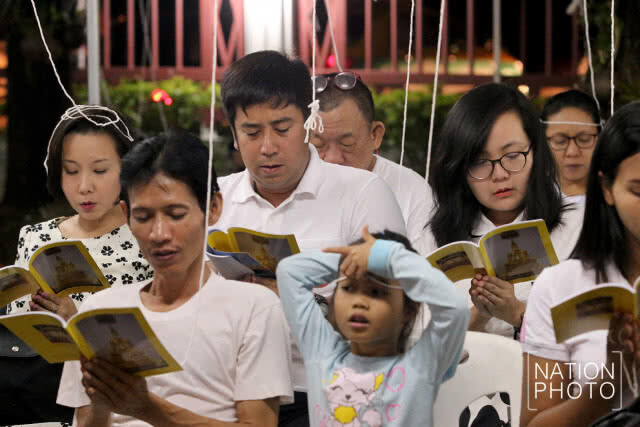 พุทธศาสนิกชนรวมกันสวดมนต์ข้ามปี ที่วัดพระราม 9