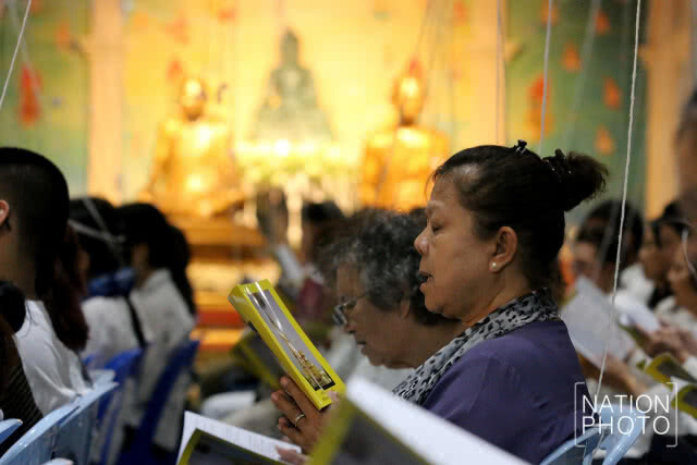 พุทธศาสนิกชนรวมกันสวดมนต์ข้ามปี ที่วัดพระราม 9