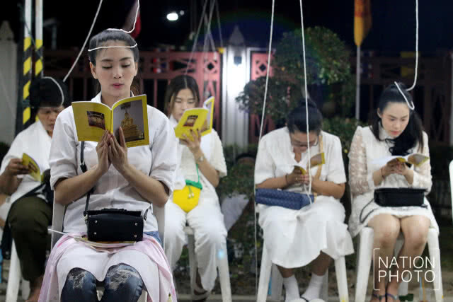 พุทธศาสนิกชนรวมกันสวดมนต์ข้ามปี ที่วัดพระราม 9