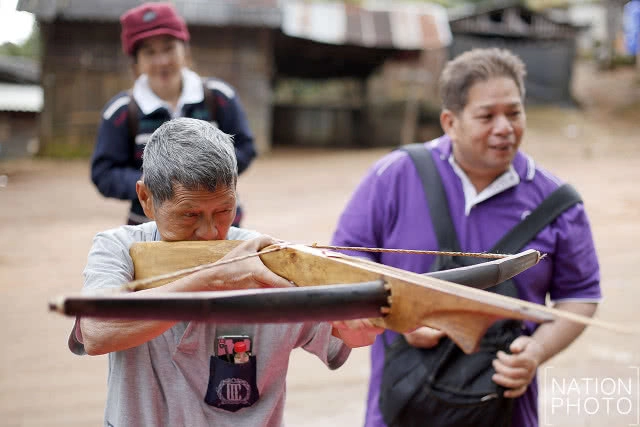 ยิงหน้าไม้แบบโบราณของชาวม้ง ภูมิปัญญาที่สืบทอดกันมารุ่นต่อรุ่น