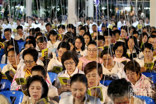 พุทธศาสนิกชนรวมกันสวดมนต์ข้ามปี ที่วัดพระราม 9