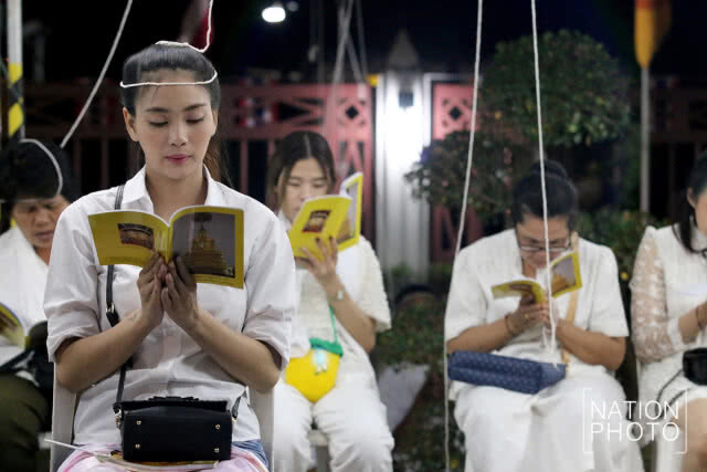 พุทธศาสนิกชนรวมกันสวดมนต์ข้ามปี ที่วัดพระราม 9