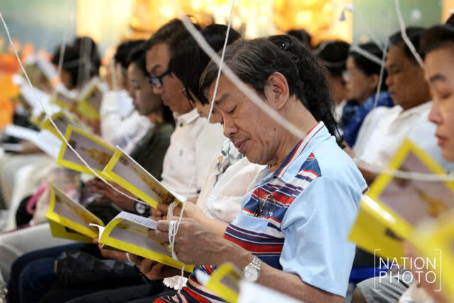 พุทธศาสนิกชนรวมกันสวดมนต์ข้ามปี ที่วัดพระราม 9