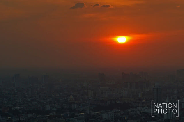 แสงสุดท้ายแห่งปี 2560 จากตึกใบหยก